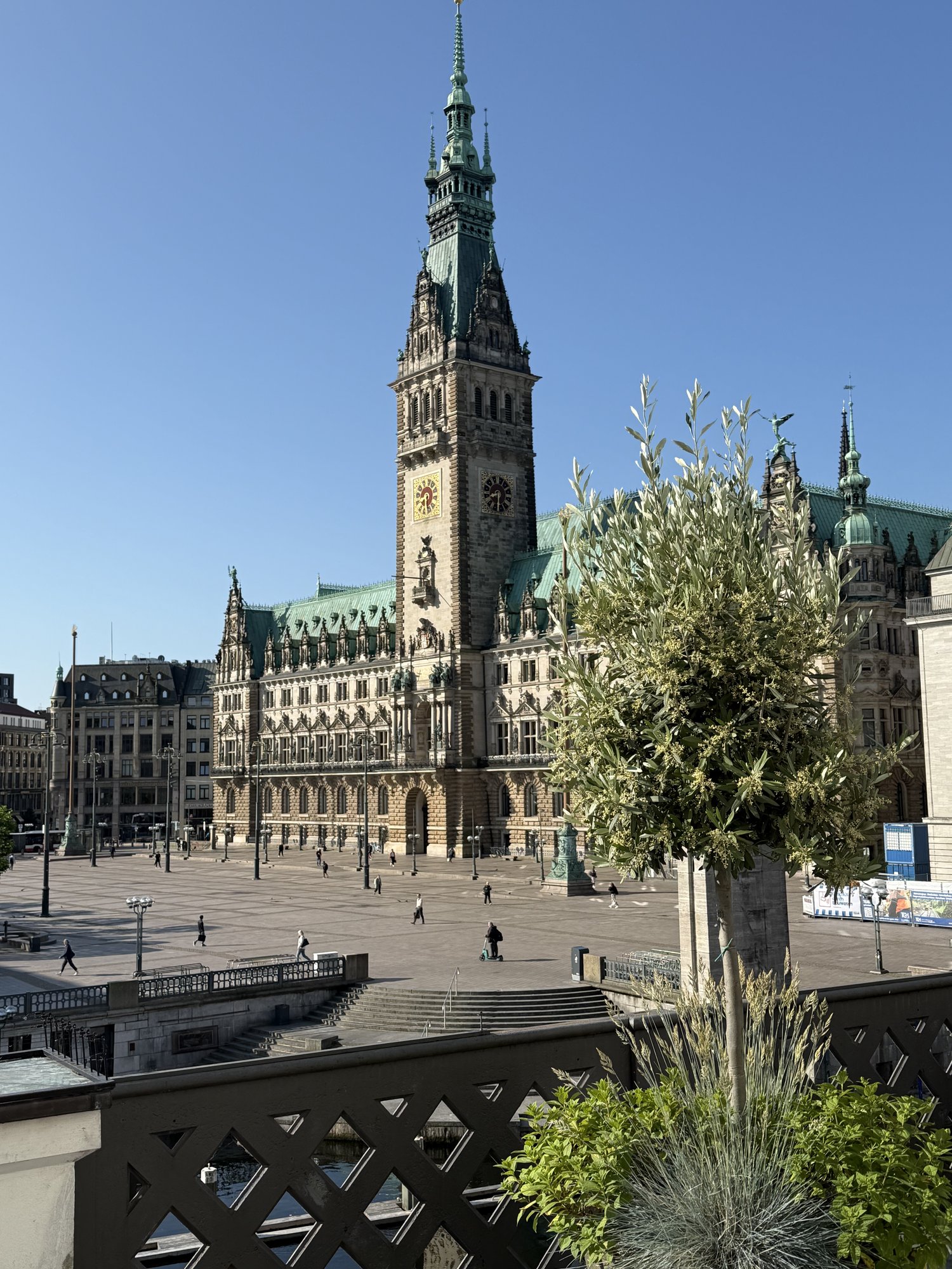 Blick von einer Terrasse am Neuen Wall über den gesamten Rathausmarkt auf das Hamburger Rathaus